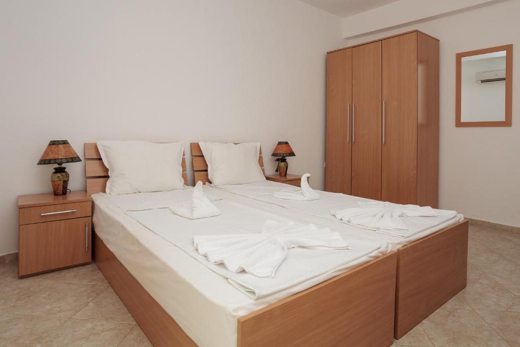Silver Springs Apartments Sunny Beach Room photo